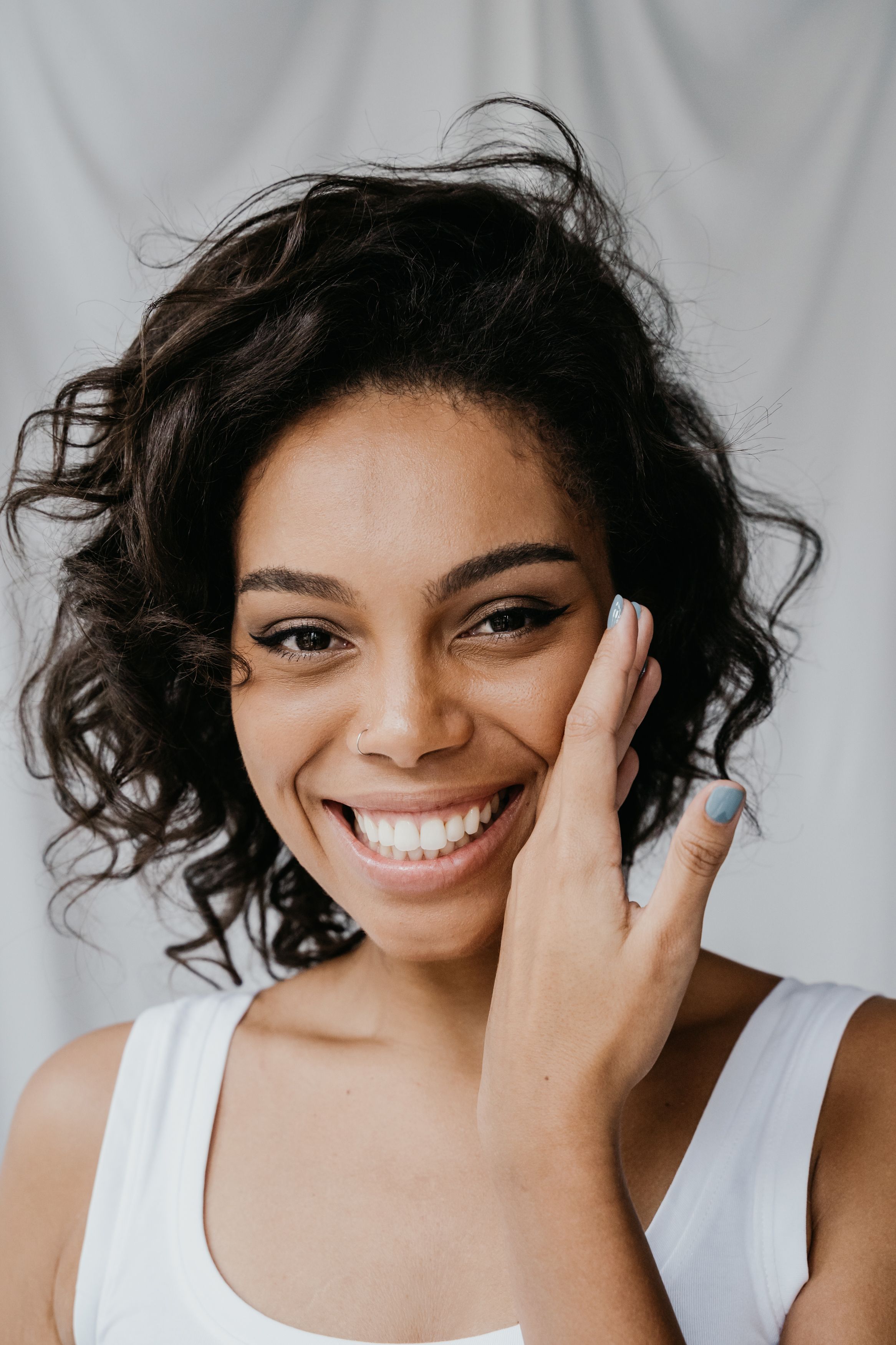 Mulher sorrindo em um retrato com iluminação suave